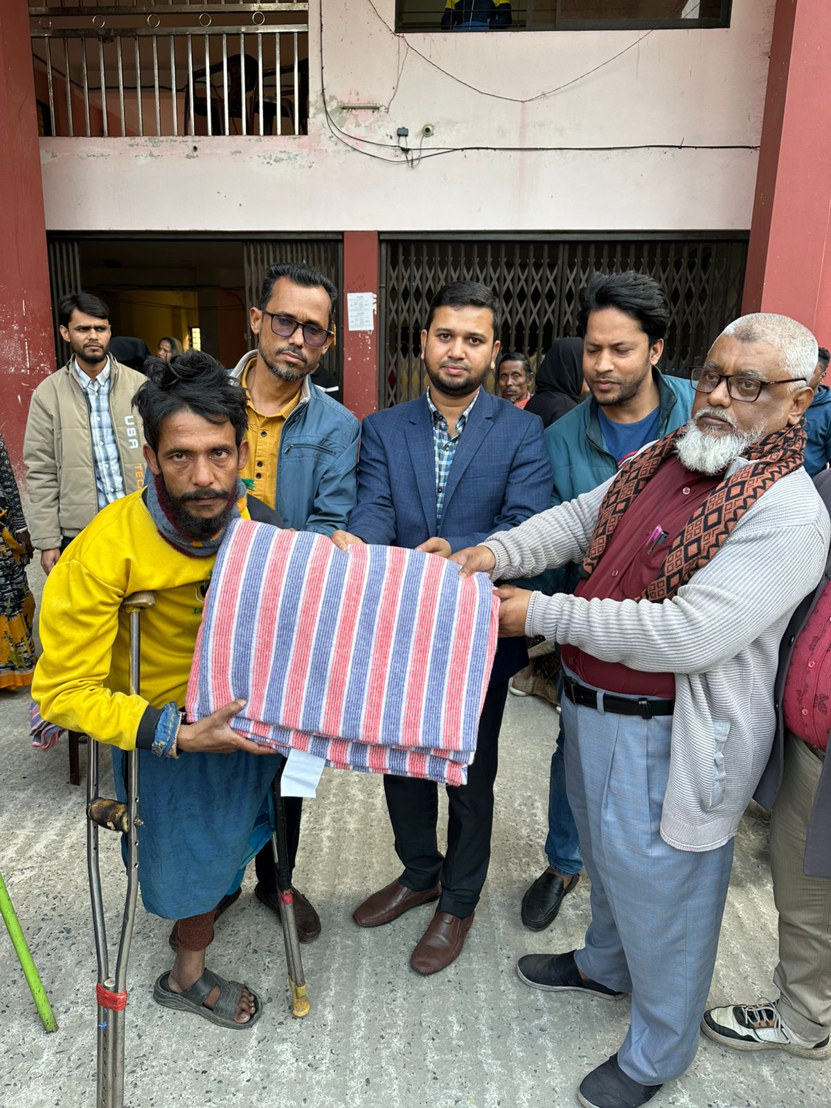 শীতার্তদের মাঝে কম্বল বিতরণ